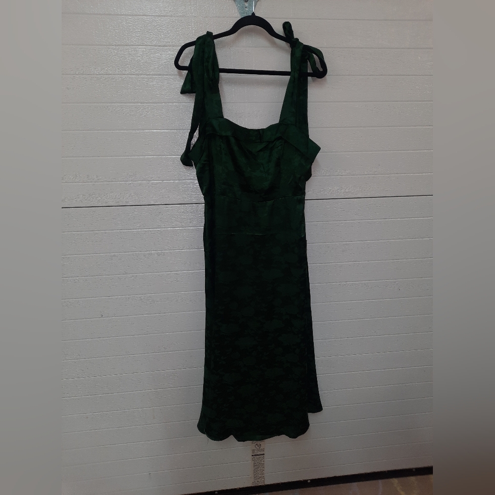 NWT Lulus Garden Beauty Emerald Green Satin Jacqiardbtie Strap Midi Dress